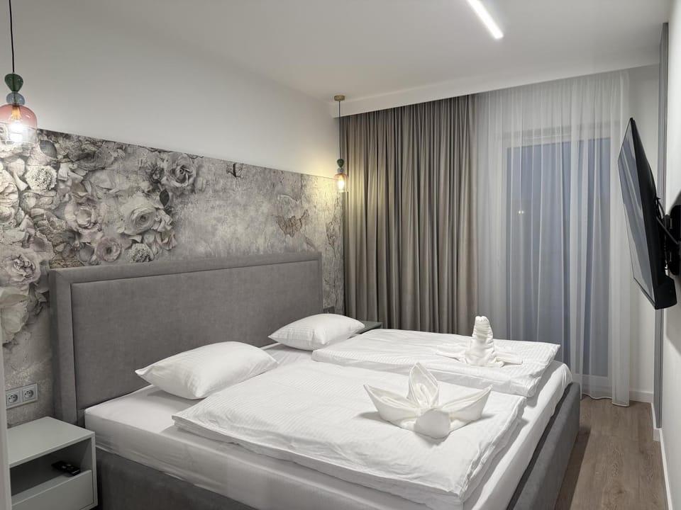 Bed, TV and multimedia, Photo of the whole room, Bedroom, towels