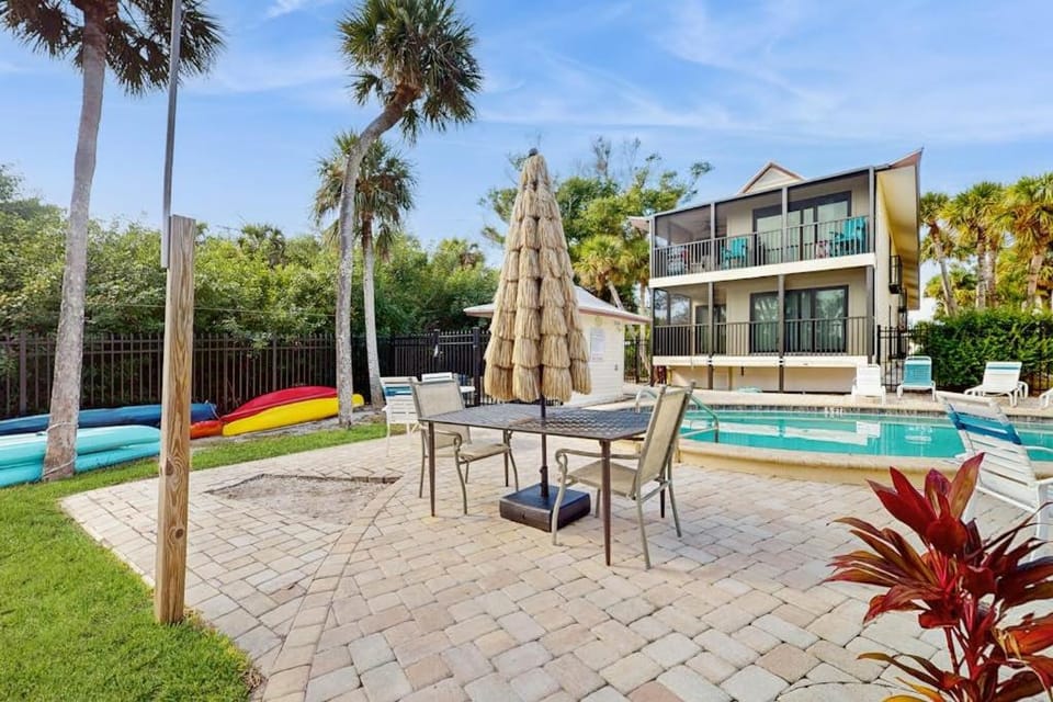 Charming condo with access to shared outdoor pool wifi & private balcony House in Manasota Key