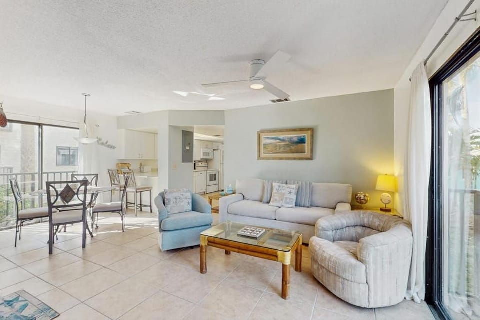 Charming condo with access to shared outdoor pool wifi & private balcony House in Manasota Key