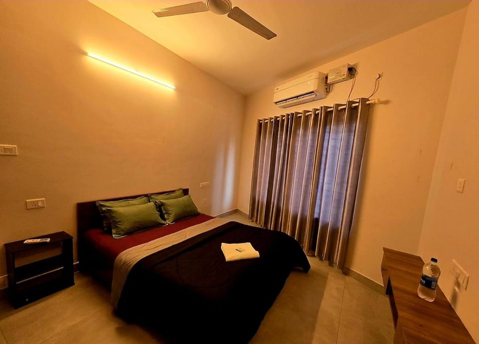 Bed, Photo of the whole room, Bedroom, air conditioner
