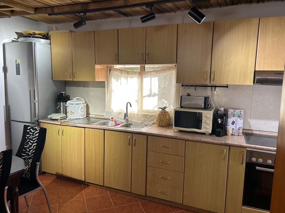 Coffee/tea facilities, Kitchen or kitchenette, dishwasher, oven, toaster