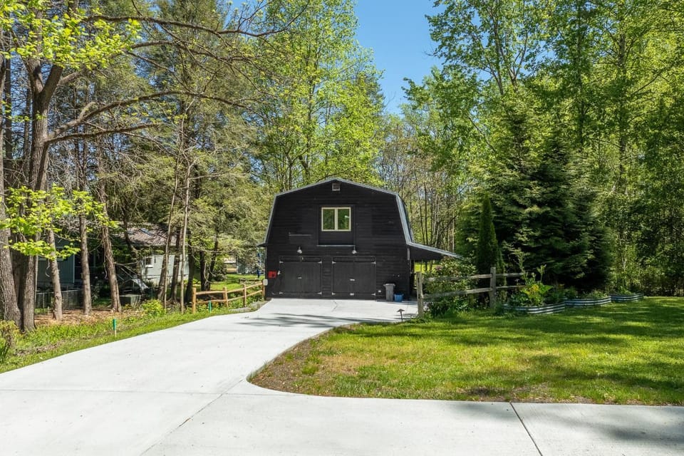 The Barn at Oak Inn Farm Stay in Brevard
