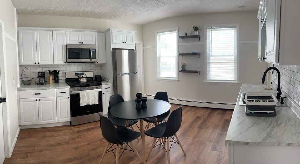 Coffee/tea facilities, Kitchen or kitchenette, Dining area, oven, pet friendly, stove