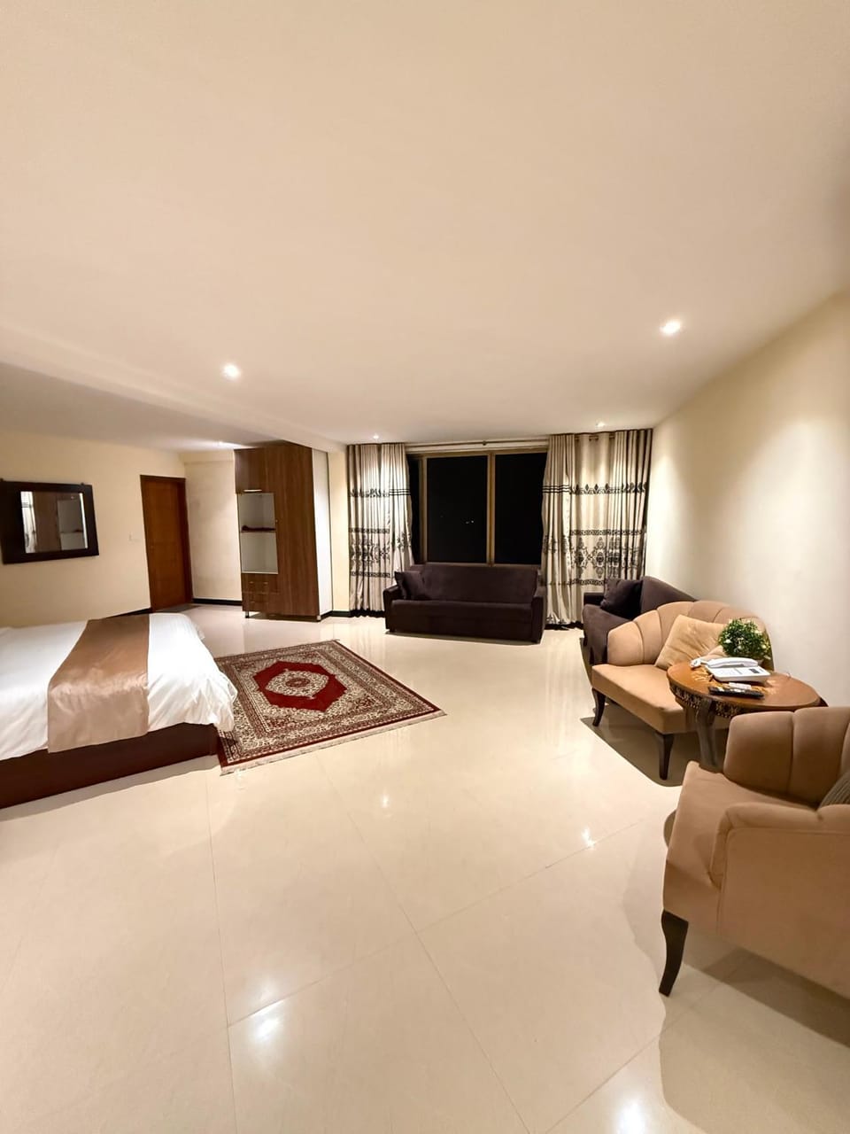 Bed, TV and multimedia, Photo of the whole room, Seating area, Bedroom