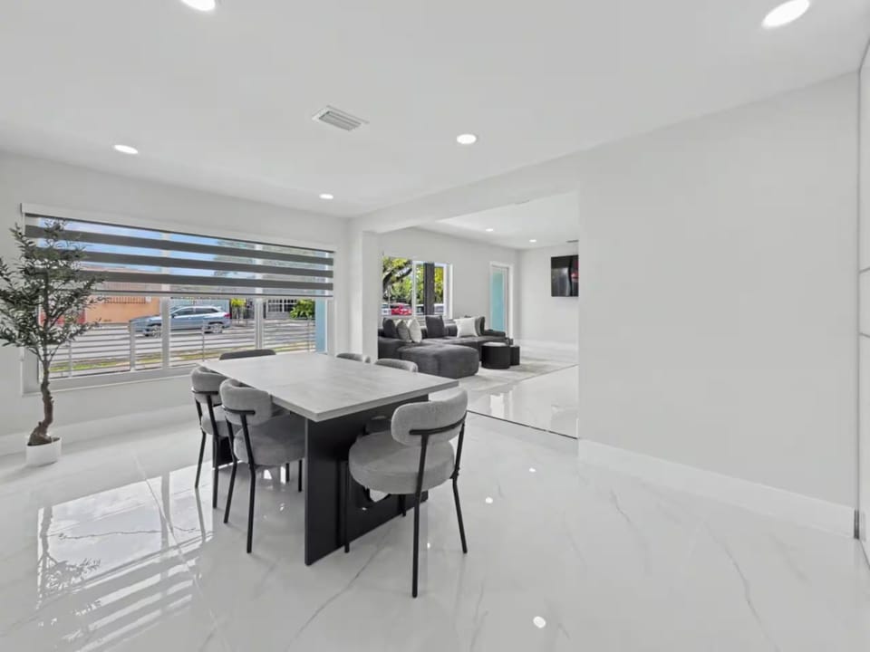 Luxury Miami Villa Sleeps 7 Near Brickell Villa in Coral Gables