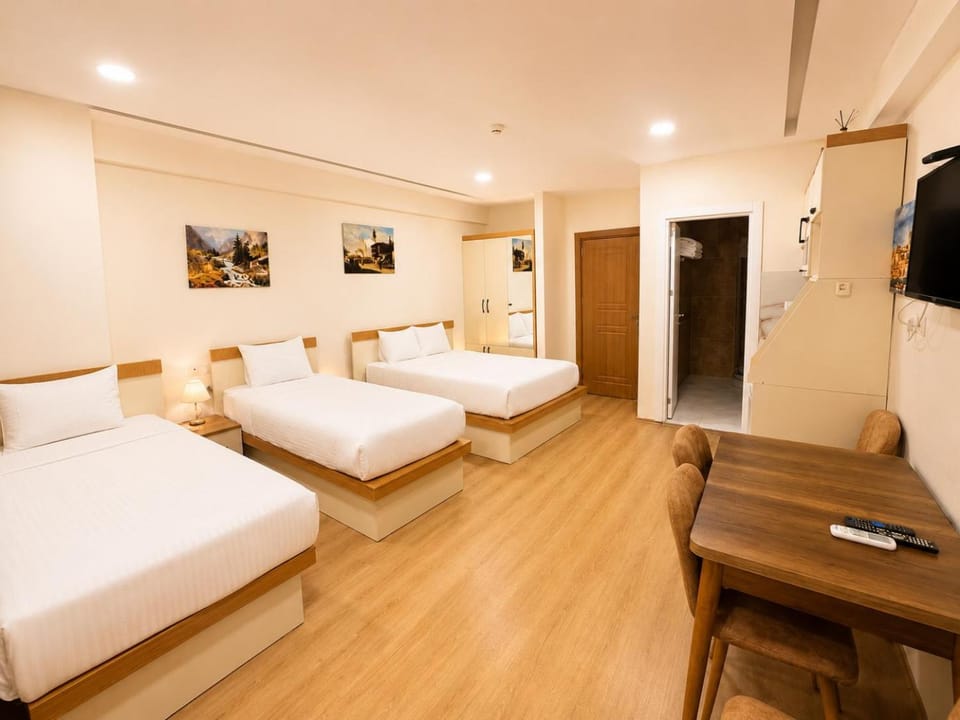 Bed, TV and multimedia, Photo of the whole room, Bedroom, towels, wardrobe