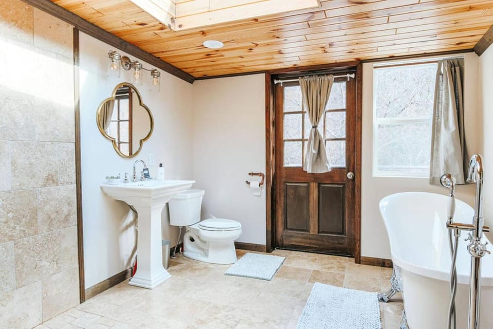 Rockwell Ridge: Dogwood Suite with Clawfoot Tub House in Nelson County