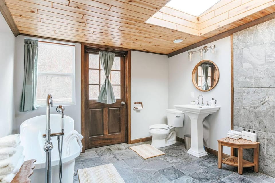 Rockwell Ridge Chestnut Suite with Lux Bathroom House in Nelson County