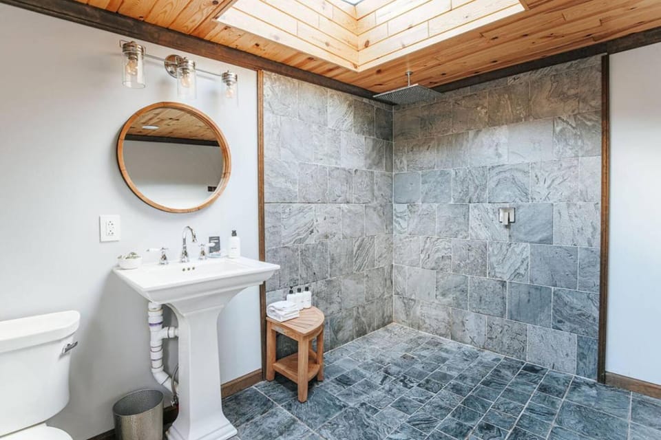 Shower, Toilet, Bathroom, towels