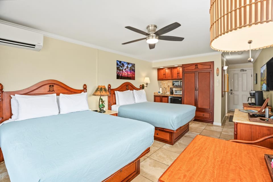 Islander on the Beach 315-Top Floor Corner Mountain View with AC Sleeps 4 House in Waipouli Beach