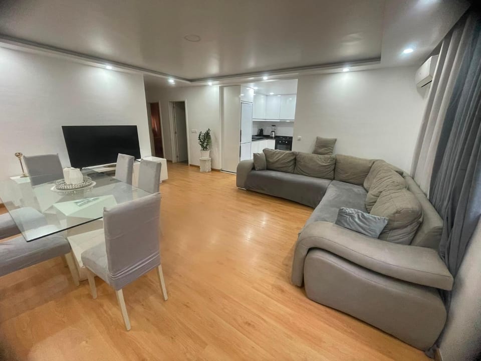 Communal lounge/ TV room, TV and multimedia, Living room, Seating area, Dining area