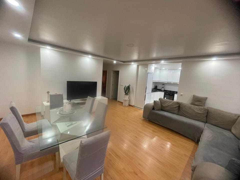 Communal lounge/ TV room, TV and multimedia, Living room, Seating area, Dining area