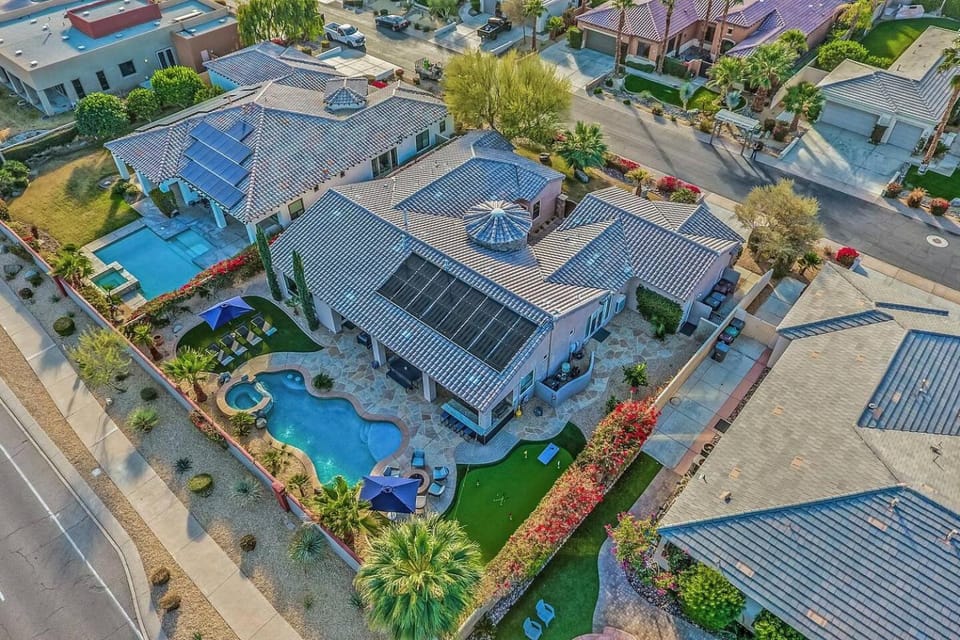 Property building, Day, Bird's eye view, Pool view, Swimming pool