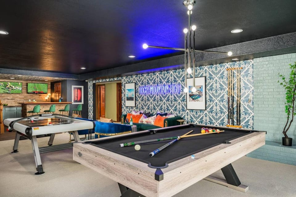 The Luxe Retreat-Pool, Hot Tub & Game Room House in Westminster