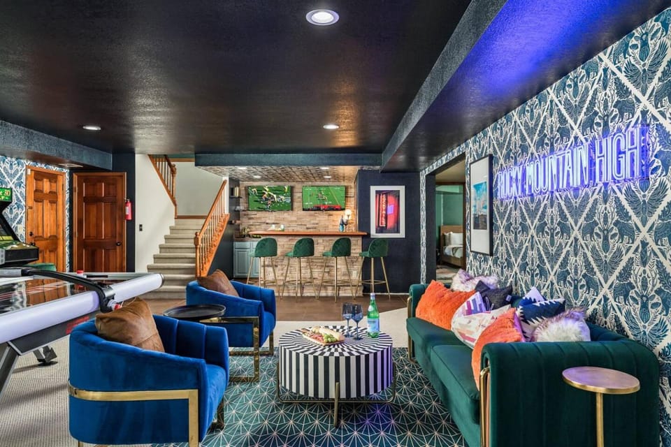 The Luxe Retreat-Pool, Hot Tub & Game Room House in Westminster