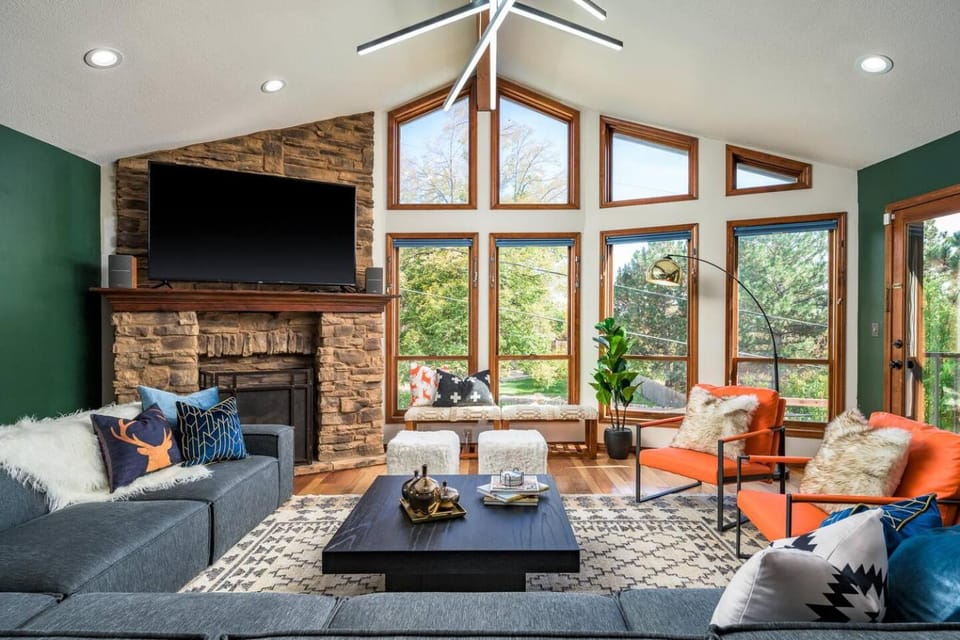 The Luxe Retreat-Pool, Hot Tub & Game Room House in Westminster