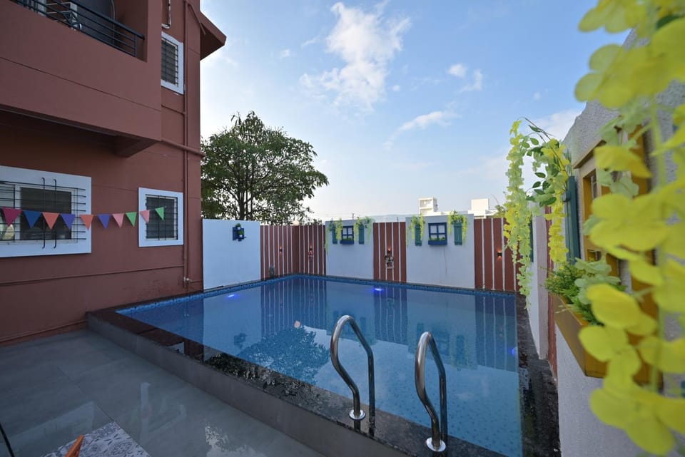 Day, Pool view, Swimming pool, sunbed