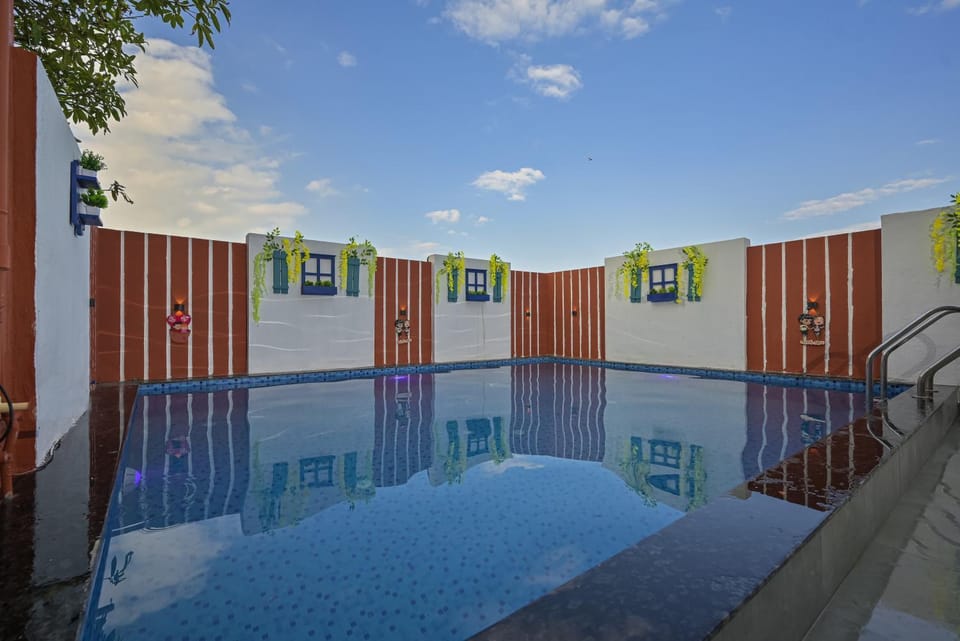 Day, Pool view, Swimming pool, sunbed