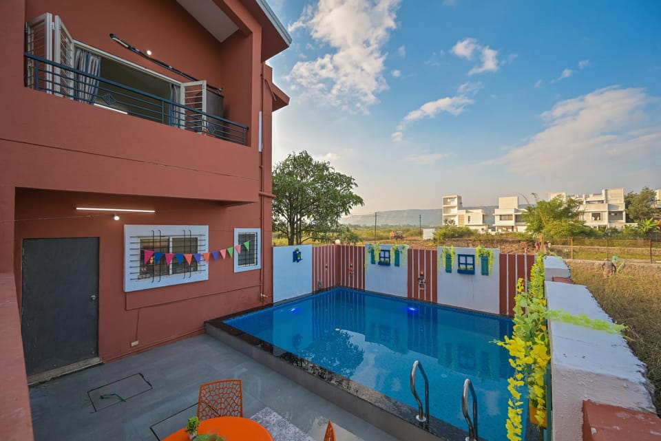 Property building, Day, Pool view, Swimming pool, sunbed