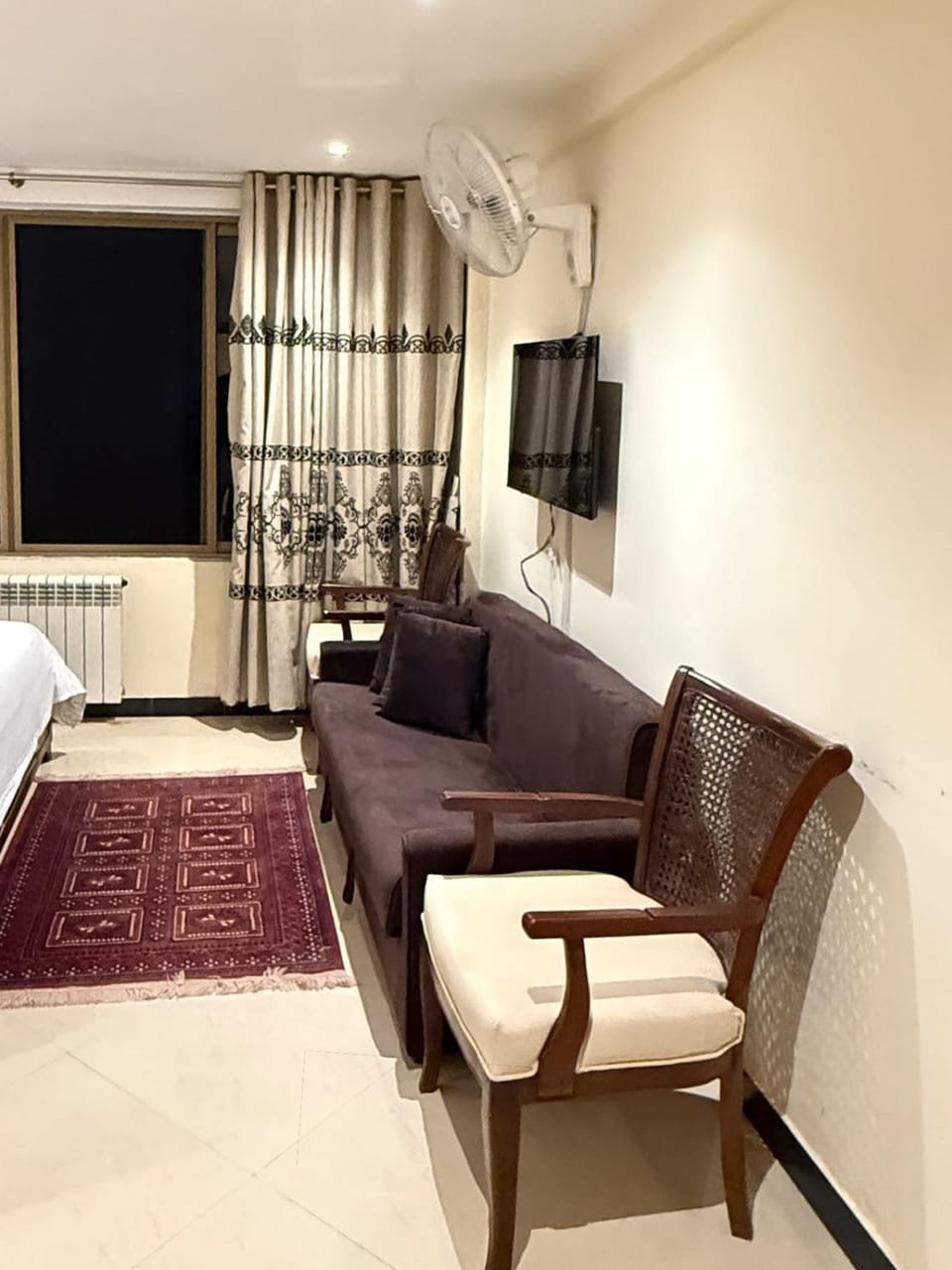 TV and multimedia, Seating area, Bedroom