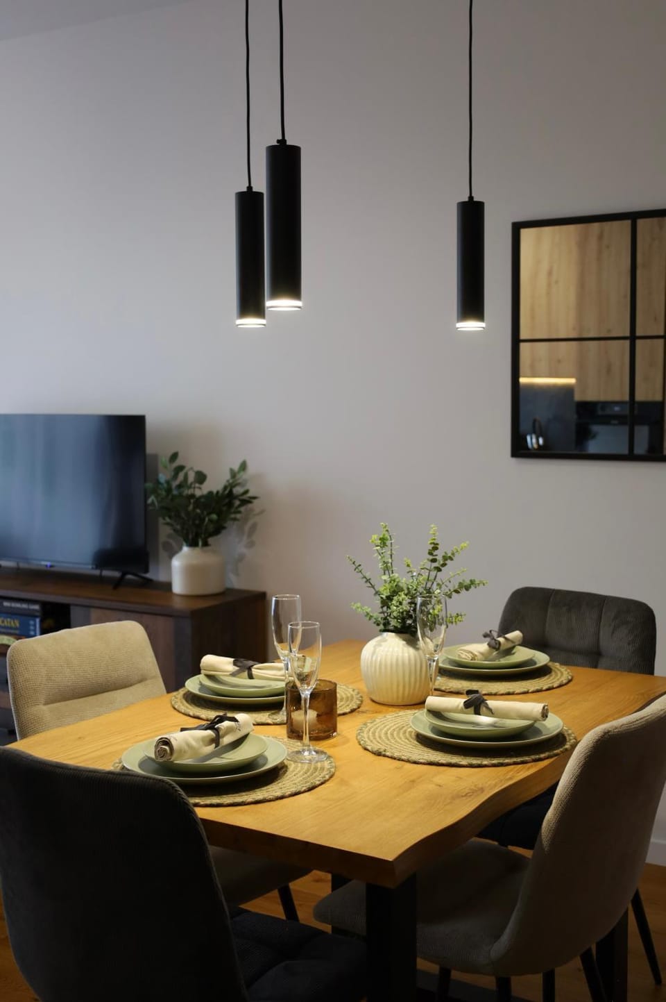 TV and multimedia, Living room, Seating area, Dining area