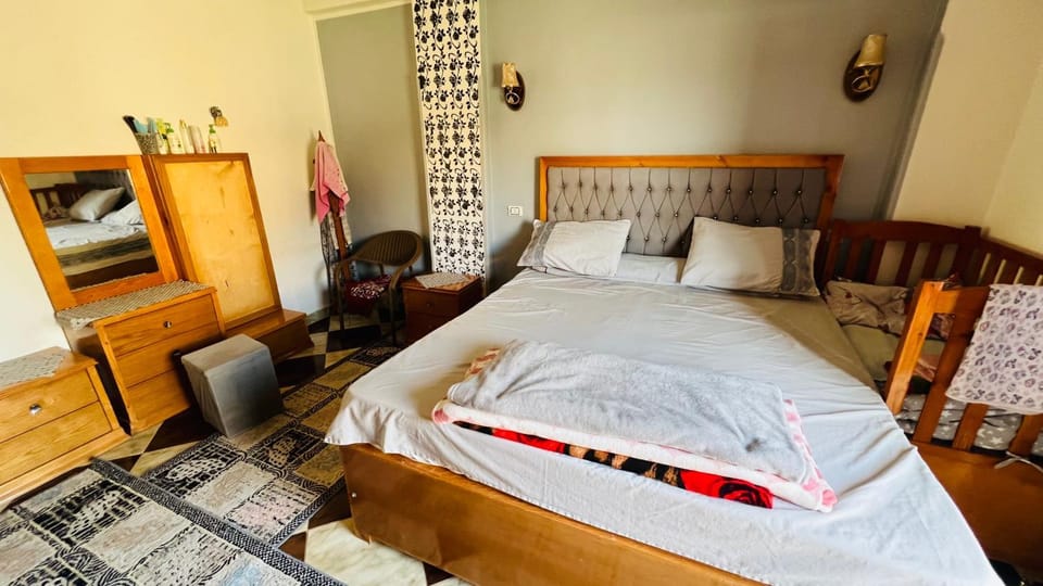 Stay with Amina for the Solar Eclipse Apartment in Luxor Governorate