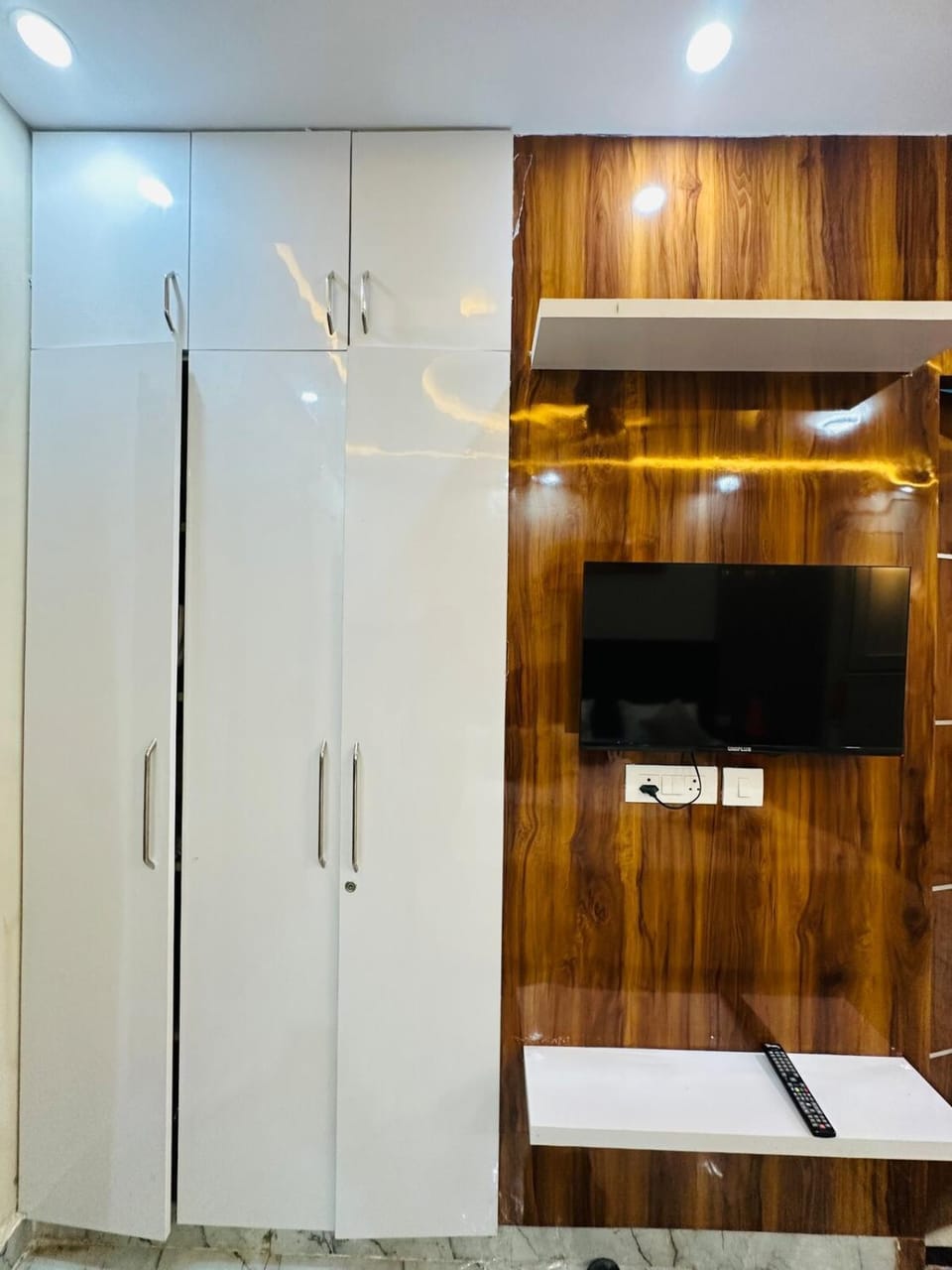 Liva Stay Genz & Aesthetic Self check In Netflix cozy stay Apartment in Noida