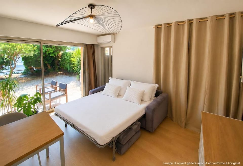 Bed, Living room