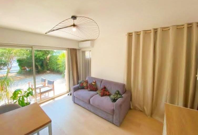 Patio, Living room