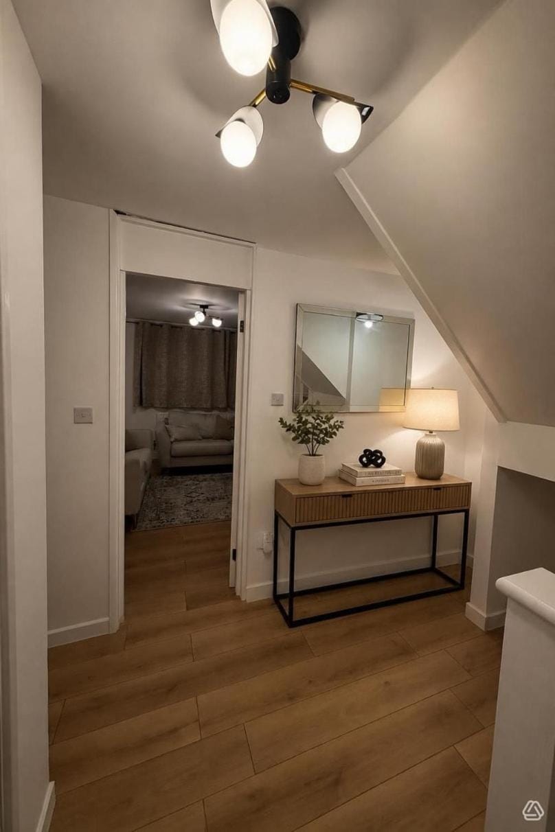 Stylish 3 bedroom home in Bedford sleeps 6 guests comfortable, entire house - free street parking Apartment in Huntingdonshire District
