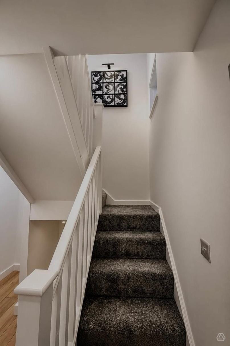Stylish 3 bedroom home in Bedford sleeps 6 guests comfortable, entire house - free street parking Apartment in Huntingdonshire District