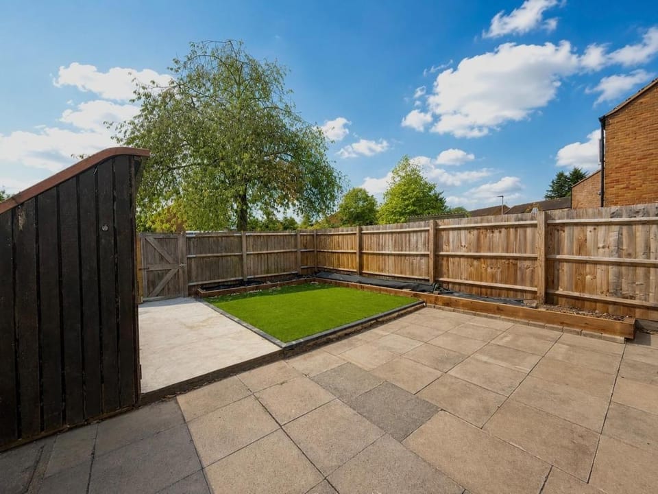 Stylish 3 bedroom home in Bedford sleeps 6 guests comfortable, entire house - free street parking Apartment in Huntingdonshire District