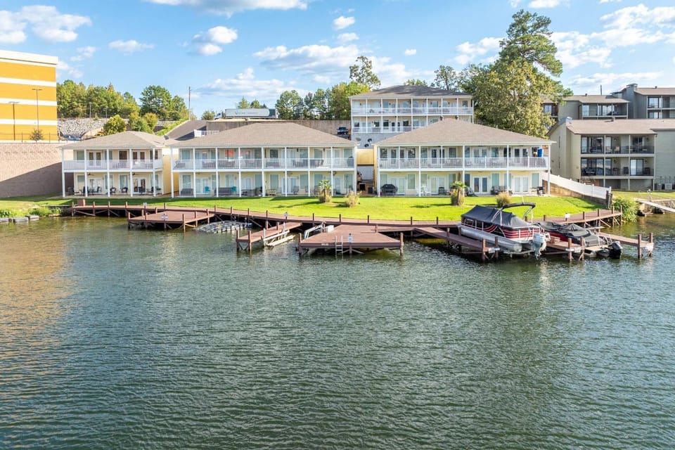 Catalina Lakeside Retreat House in Lake Hamilton