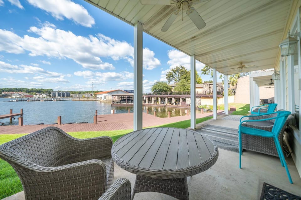 Catalina Lakeside Retreat House in Lake Hamilton