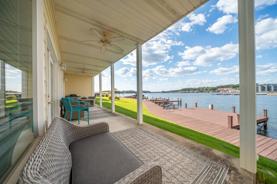 Catalina Lakeside Retreat House in Lake Hamilton