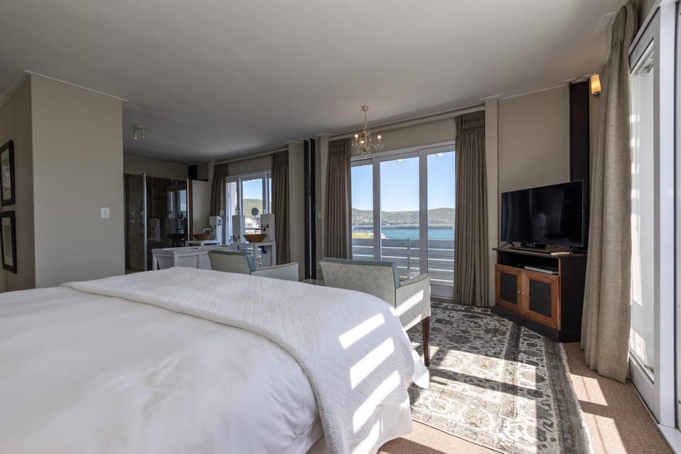 Photo of the whole room, Sea view