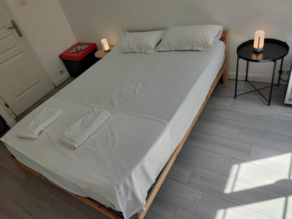 Chambre privée dans une résidence familiale Apartment in Nice