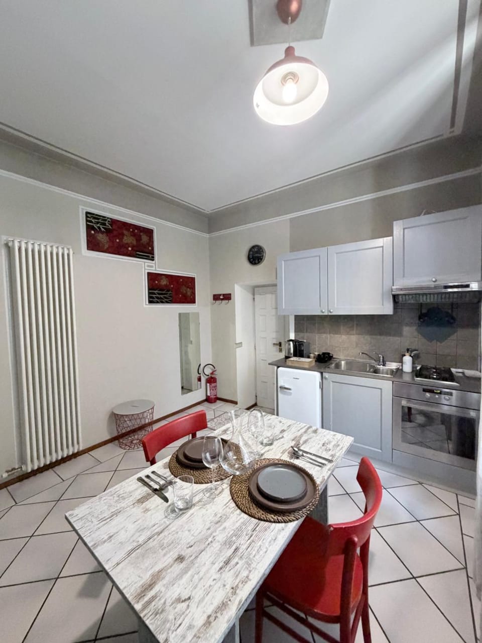 Kitchen or kitchenette, minibar