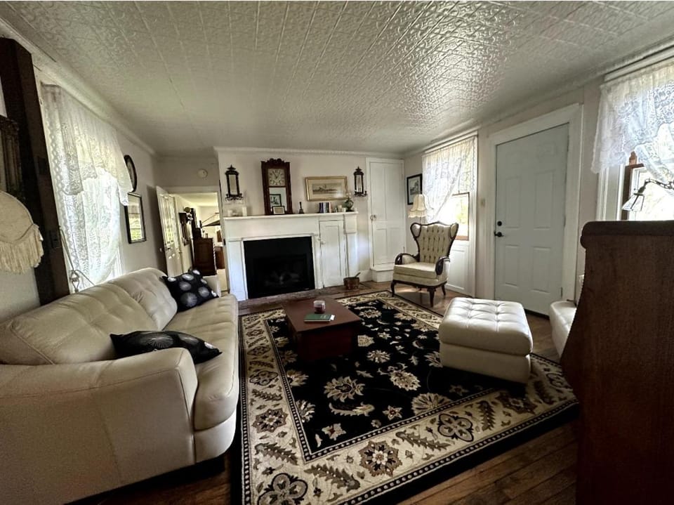 Historic LaMothe Landing & FarmhouseSPACTrack Farm Stay in Saratoga Springs