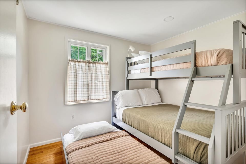 Oklahoma Breeze Walk to Track & Downtown 4BR Pet Friendly House in Saratoga Springs