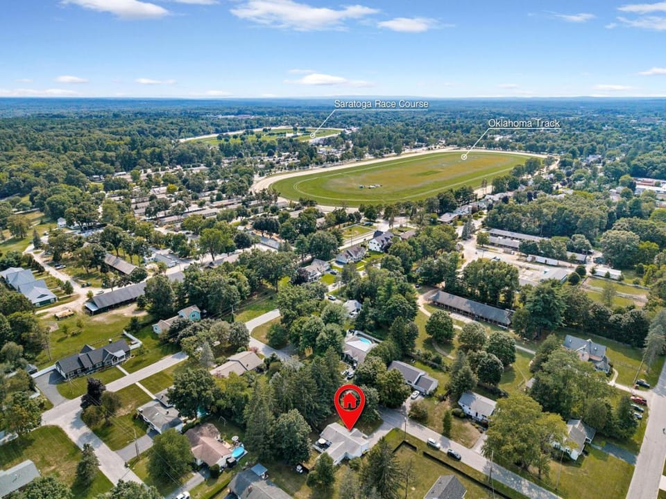 Oklahoma Breeze Walk to Track & Downtown 4BR Pet Friendly House in Saratoga Springs
