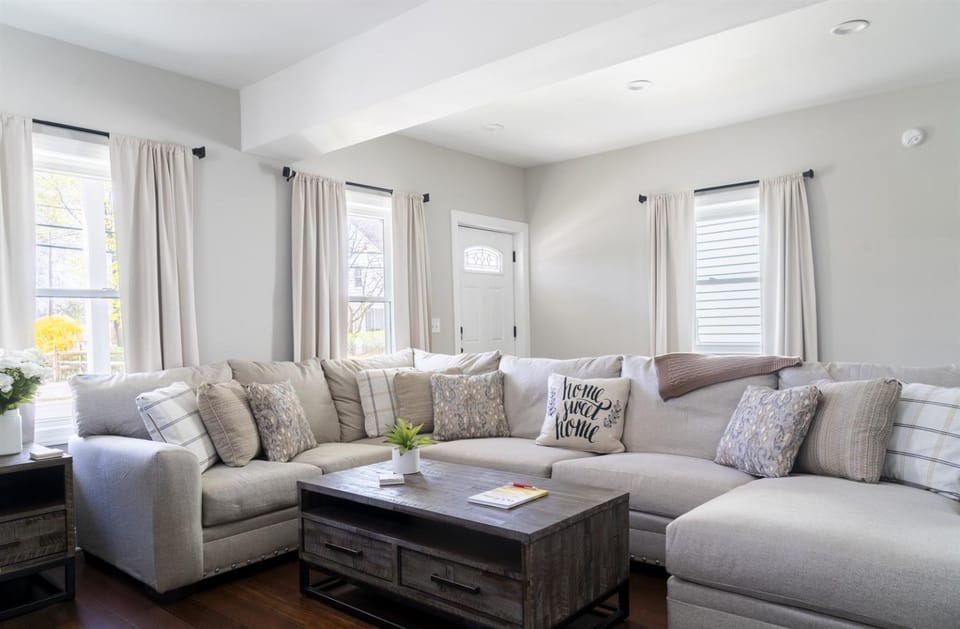 Walk to Track & Broadway King Suite Outdoor Dining & Fire Pit House in Saratoga Springs