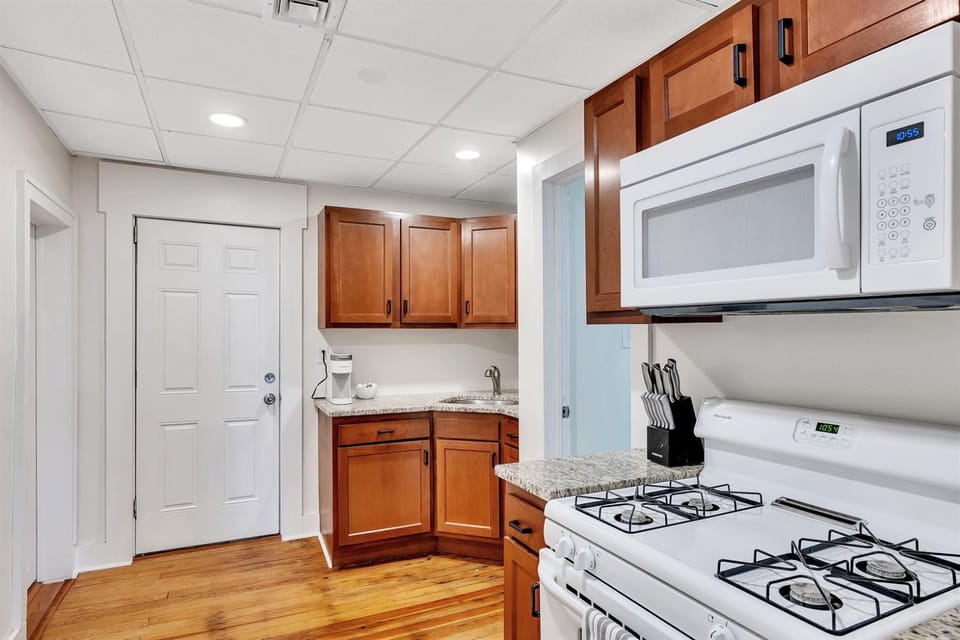 Uncle Sam's Hideaway Nearby Colleges & HospitalPersonal WorkspacePet Friendly Apartment in Troy