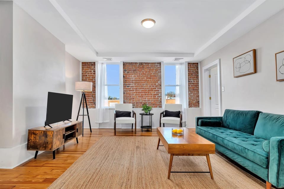 Uncle Sam's Hideaway Nearby Colleges & HospitalPersonal WorkspacePet Friendly Apartment in Troy