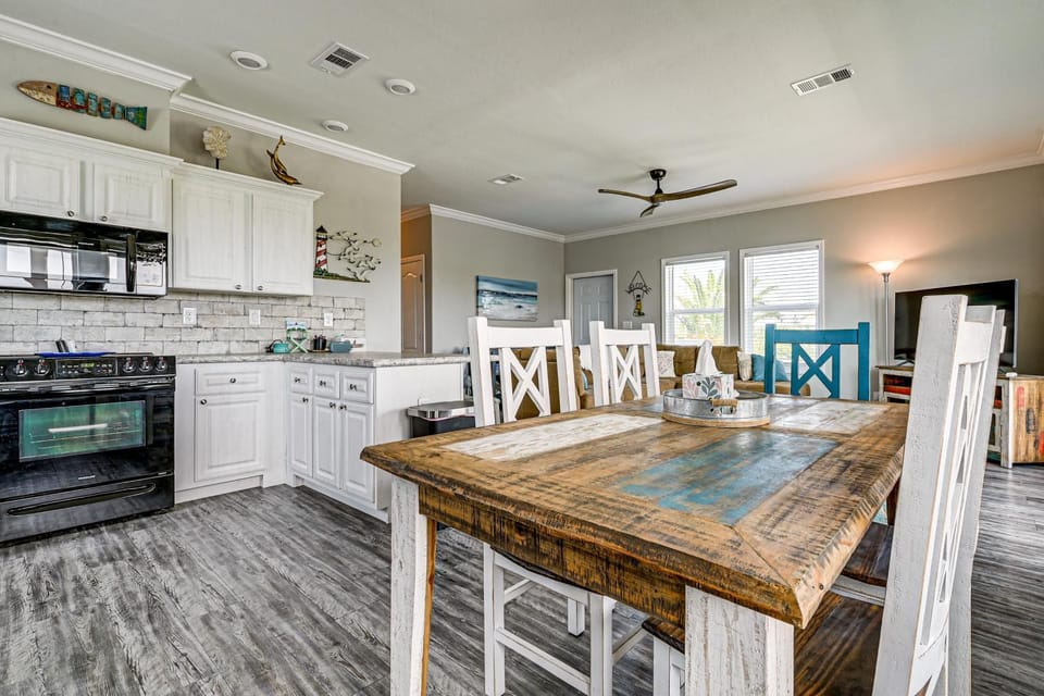 Waterfront Retreat w/ Boat Dock! Hudson Hideaway House in Hudson