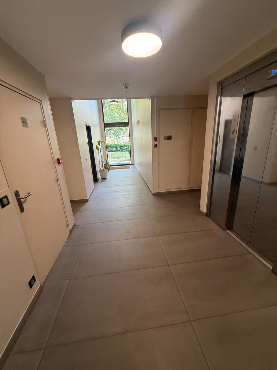 Quiet & Secure La Défense Paris 10 minutes Apartment in Puteaux