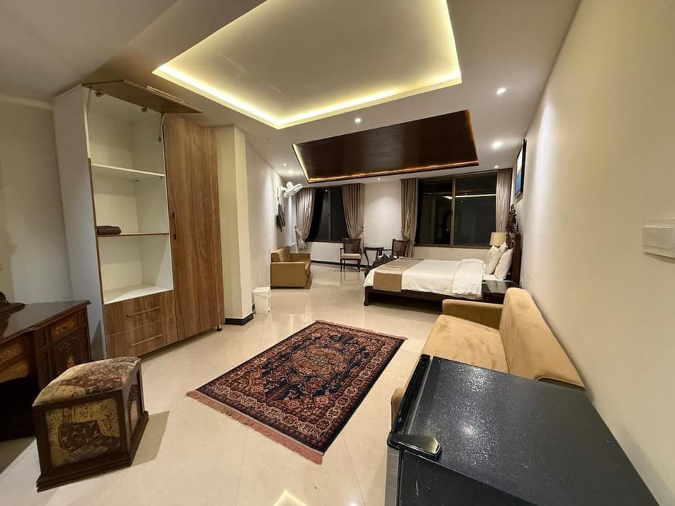Bed, TV and multimedia, Photo of the whole room, Seating area, Bedroom