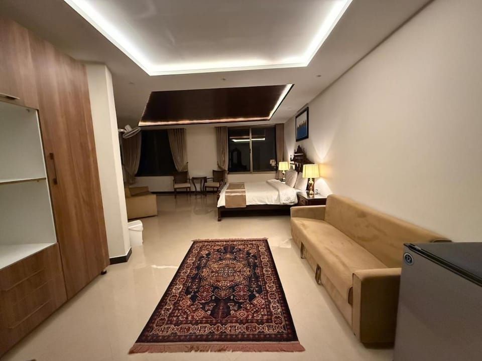 Bed, TV and multimedia, Photo of the whole room, Seating area, Bedroom, wardrobe