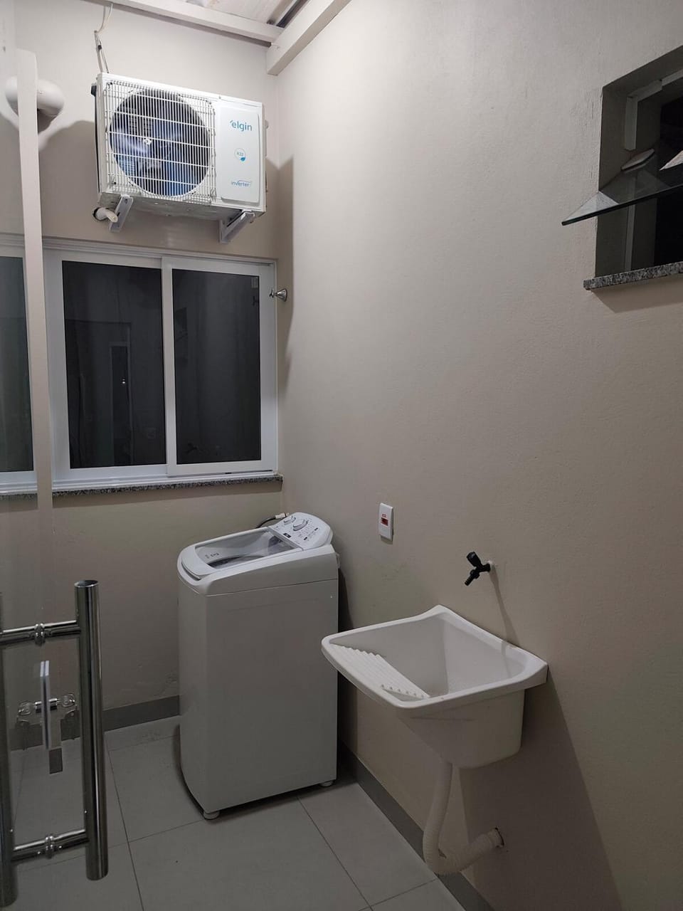 Casa nova, garagem com portão eletrônico, tudo privativo! 4 ar em 4quartos! Lave roupa! Cozinha, geladeira, tv, wi-fi, churrasqueira, geminada do Projeto Suíte, entrada autônoma e fácil, com senha House in State of Mato Grosso, Brazil