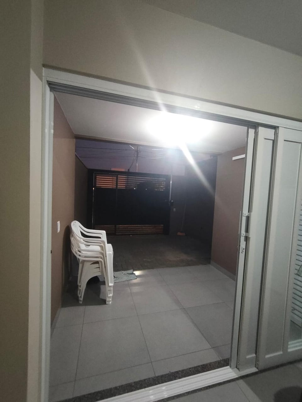 Casa nova, garagem com portão eletrônico, tudo privativo! 4 ar em 4quartos! Lave roupa! Cozinha, geladeira, tv, wi-fi, churrasqueira, geminada do Projeto Suíte, entrada autônoma e fácil, com senha House in State of Mato Grosso, Brazil